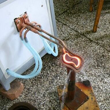 équipement intelligent de durcissement d'induction par induction 50kw de machine à haute fréquence de chauffage